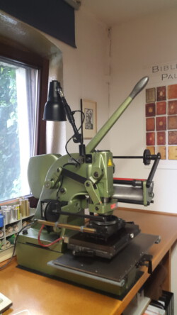 Schweres Gerät mit starker Beleuchtung