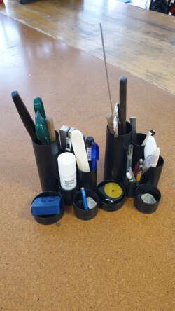 Auch ein Radiergummi und Bleistift gehören zum Handwerk Bild einer Werkbank mit Arbeitsutensilien